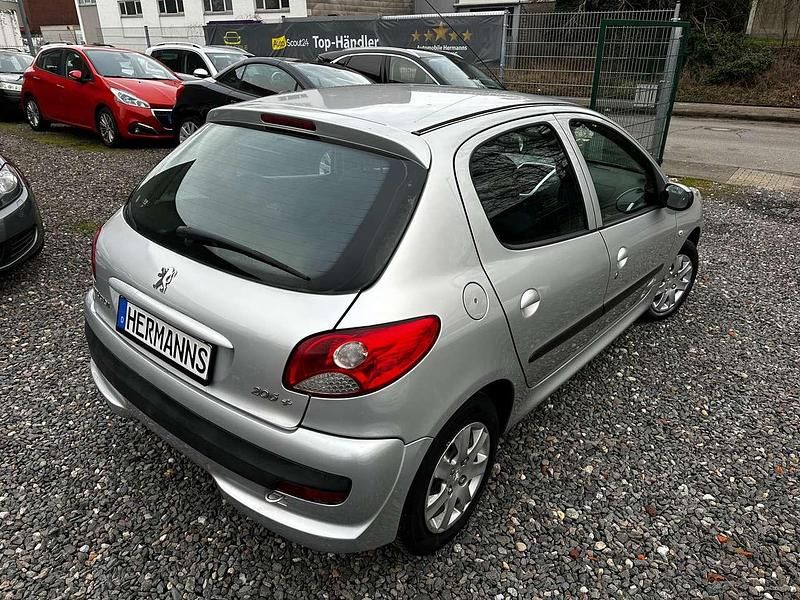 Gebraucht Peugeot 206 75 PS (55 kW) 2010 Aluminiumgrau/metallic Kleinwagen
