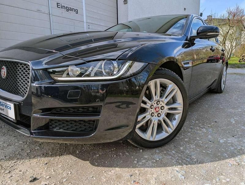Gebraucht Jaguar XE 200 PS (147 kW) 2015 Celestial black/mariana black Limousine