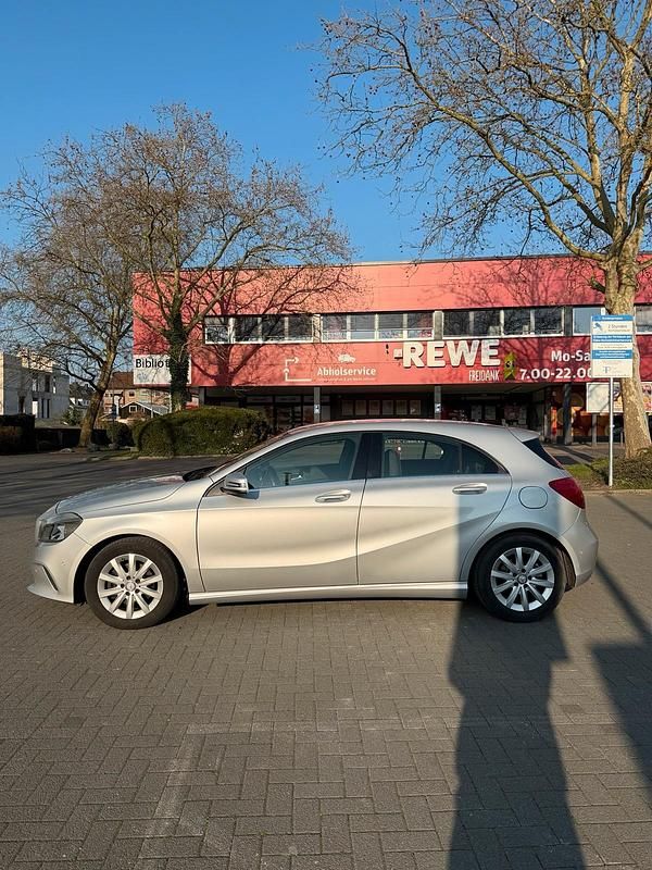 Gebraucht Mercedes A180 122 PS (89 kW) 2016 Silber Limousine