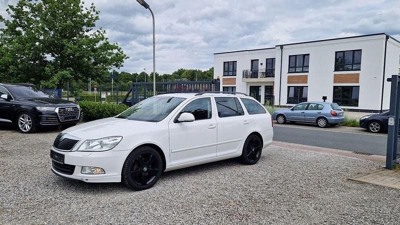 Weiß Gebraucht 2011 Skoda Octavia Sport Kombi | 3.950 € (Superpreis) - Bild 1/4