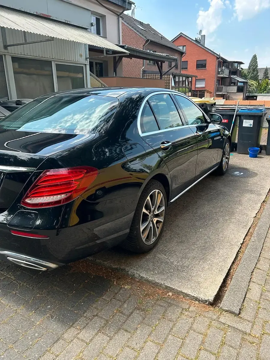 Gebraucht Mercedes E300 192 PS (141 kW) 2019 Schwarz Limousine