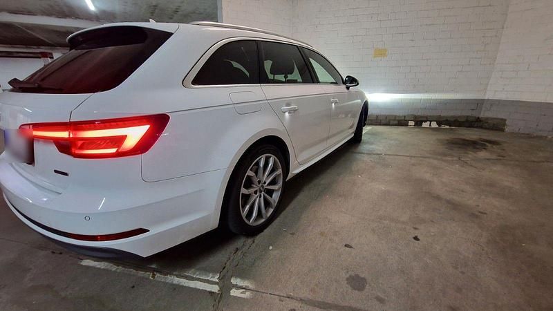 Second-hand Audi A4 Design 218 CP (160 kW) 2018 Alb Break