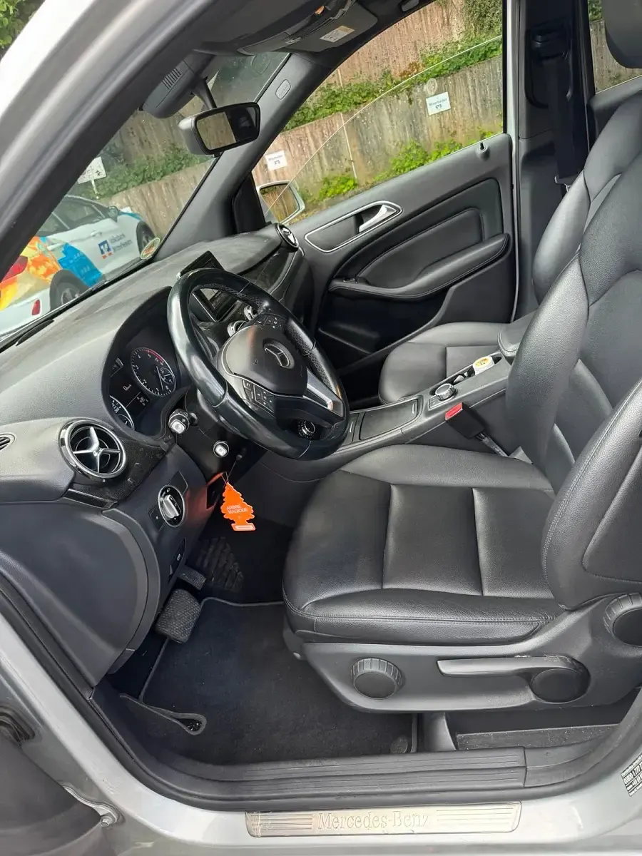 Gebraucht Mercedes B180 107 PS (78 kW) 2014 Silber Kleinwagen