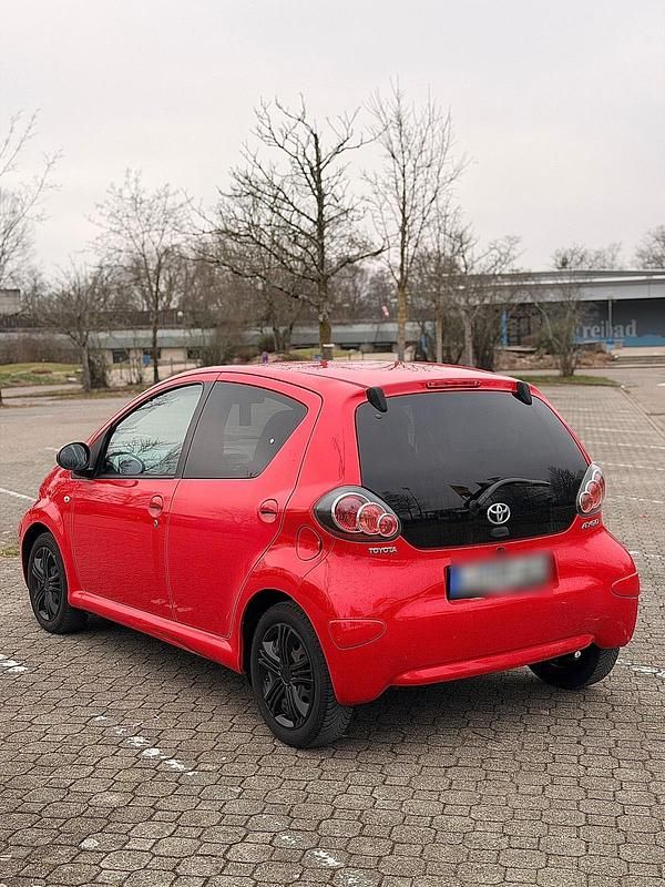 Gebraucht Toyota Aygo 68 PS (50 kW) 2011 Rot Kleinwagen