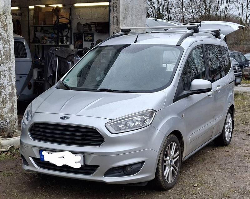 Gebraucht Ford Tourneo Courier Titanium 101 PS (74 kW) 2016 Silber Van / Kleinbus