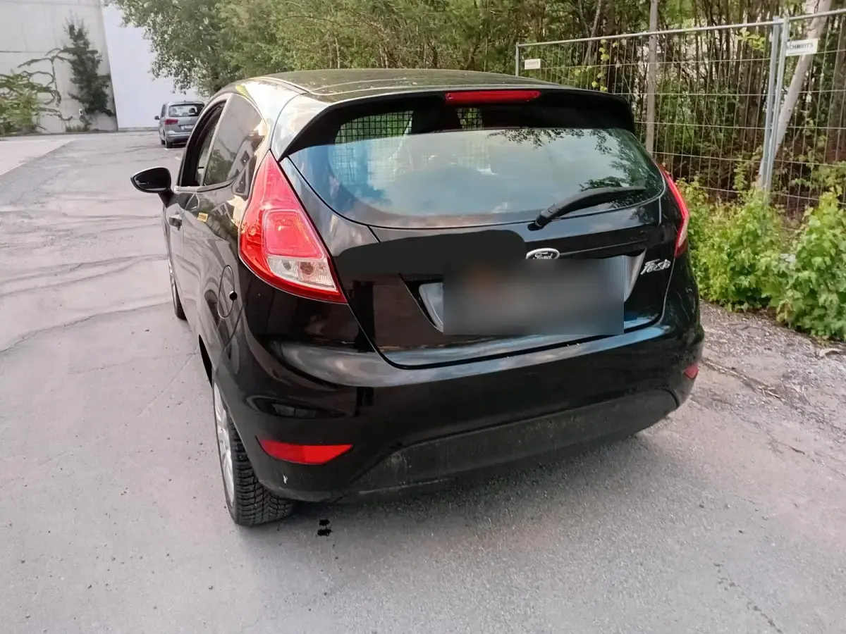 Gebraucht Ford Fiesta 75 PS (55 kW) 2014 Schwarz Kleinwagen