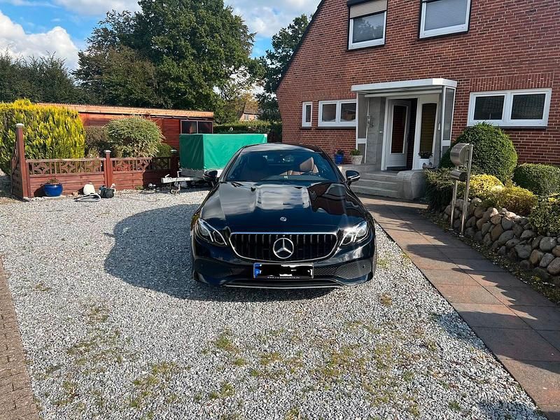 Schwarz Gebraucht 2017 Mercedes E220 Coupé | 32.000 € (Fairer Preis) - Bild 1/4
