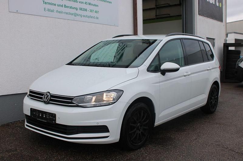 Pure white Gebraucht 2022 VW Touran Comfortline Van / Kleinbus | 14.790 € (Superpreis) - Bild 1/4