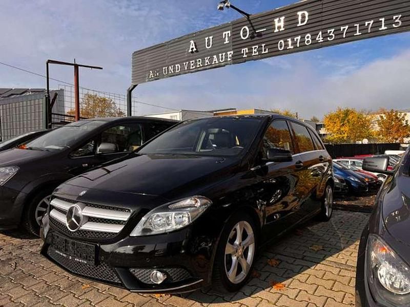 Kosmosschwarz metalliclack Gebraucht 2012 Mercedes 180 Sport Limousine | 8.900 € (Superpreis) - Bild 1/4