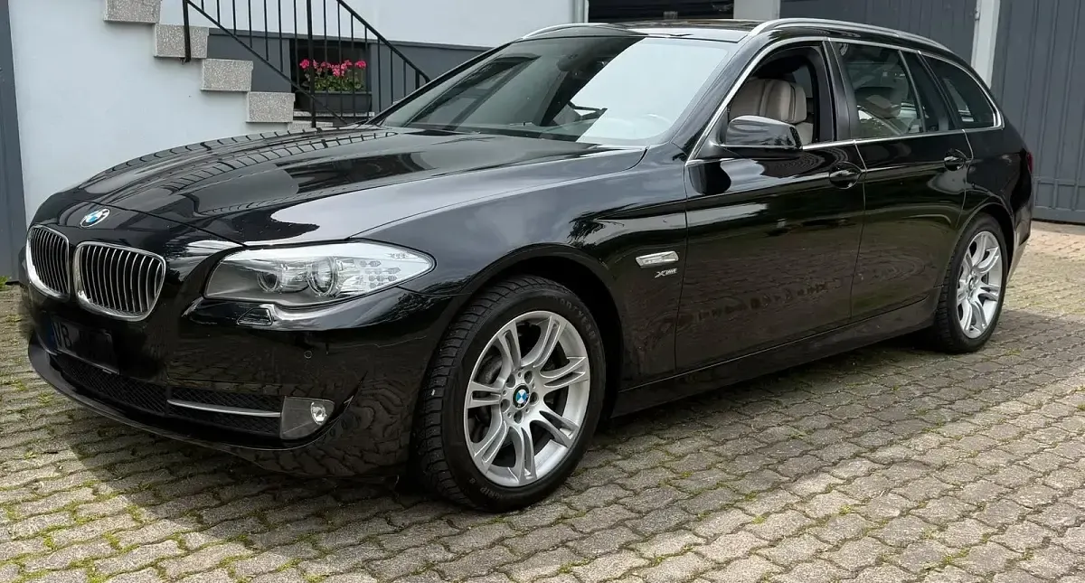 Gebraucht BMW 530 258 PS (189 kW) 2011 Schwarz Kombi