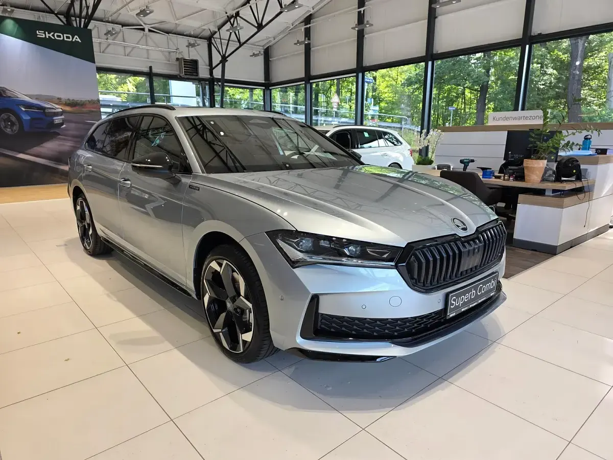 Neu Skoda Superb SportLine 204 PS (150 kW) 2025 Aluminiumsilber metallic Kombi