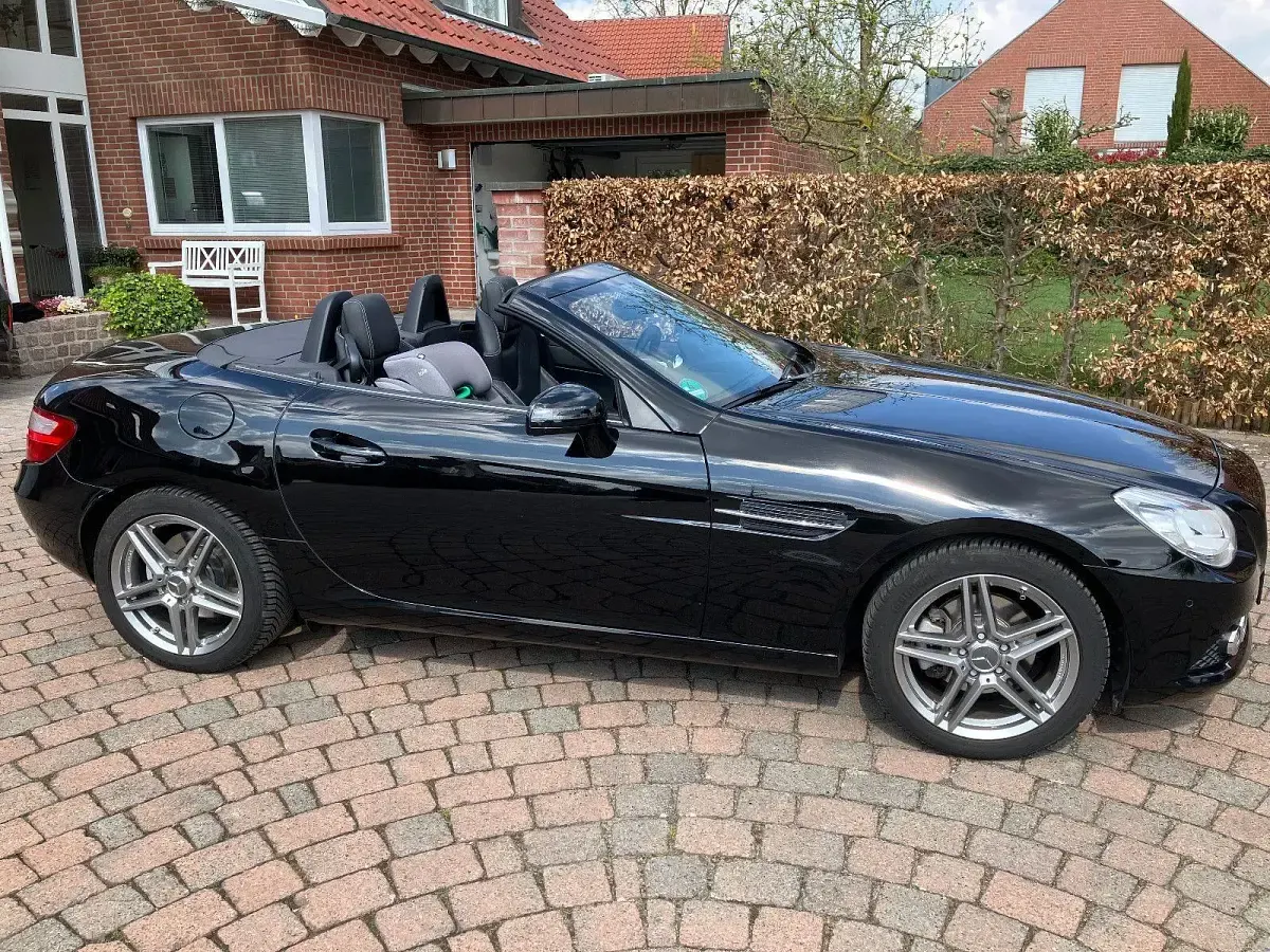 Second-hand Mercedes SLK200 184 CP (135 kW) 2012 Negru Cabrio