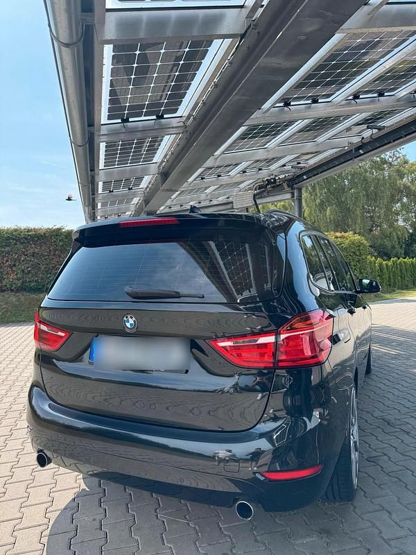 Schwarz Gebraucht 2017 BMW 220 Gran Tourer Van / Kleinbus | 19.800 € (Teuer) - Bild 1/4