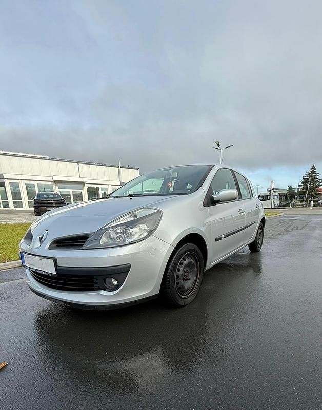 Silber Gebraucht 2006 Renault Clio II Dynamique Limousine | 2.299 € (Fairer Preis) - Bild 1/4