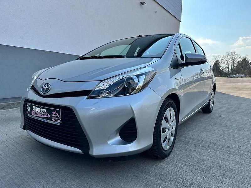 Silber Gebraucht 2012 Toyota Yaris Hybrid Life Limousine | 4.999 € - Bild 1/4