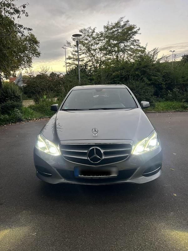 Silber Gebraucht 2014 Mercedes E220 Limousine | 13.999 € (Teuer) - Bild 1/4