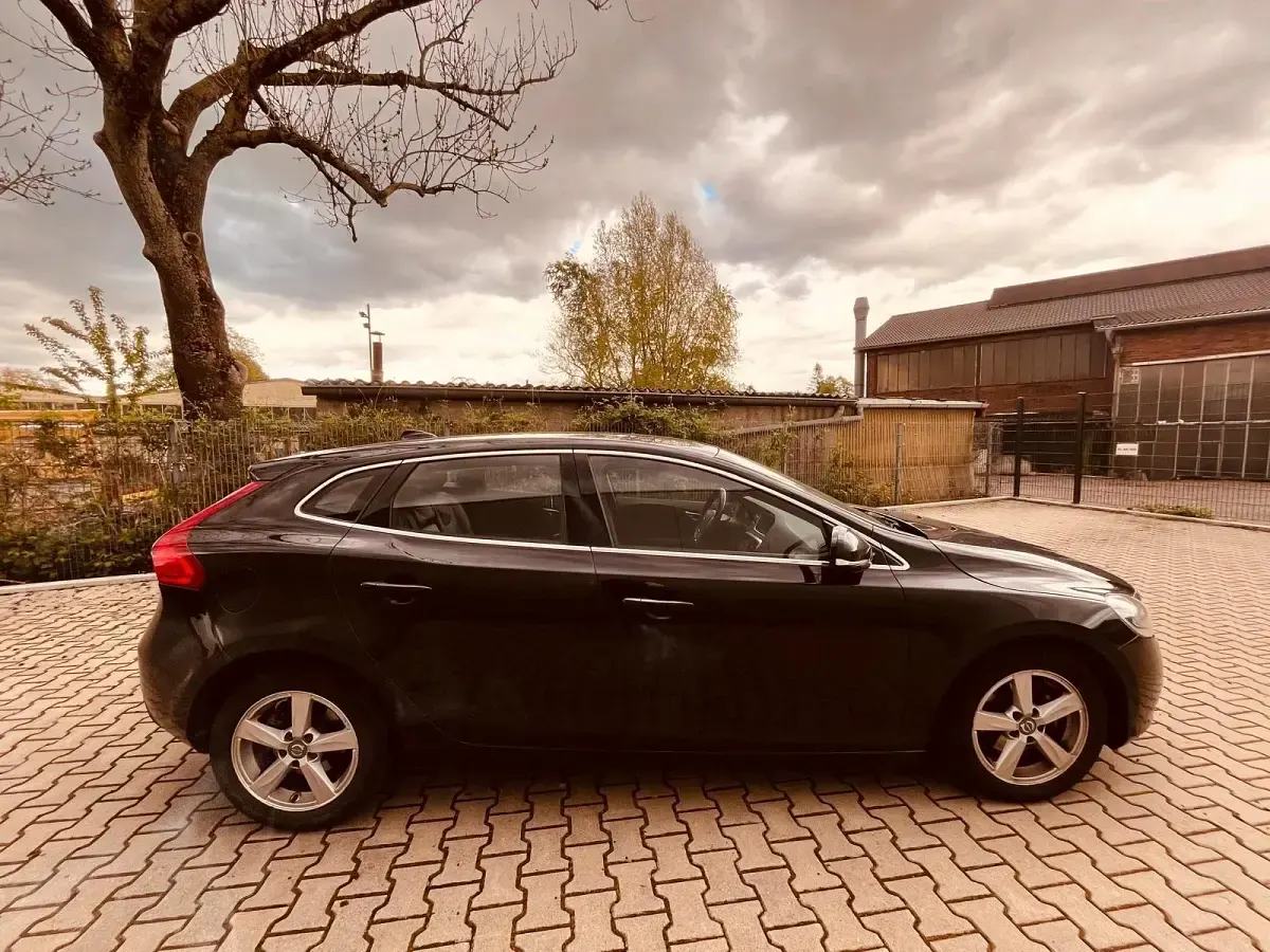 Second-hand Volvo V40 114 CP (83 kW) 2014 Negru Berlinǎ
