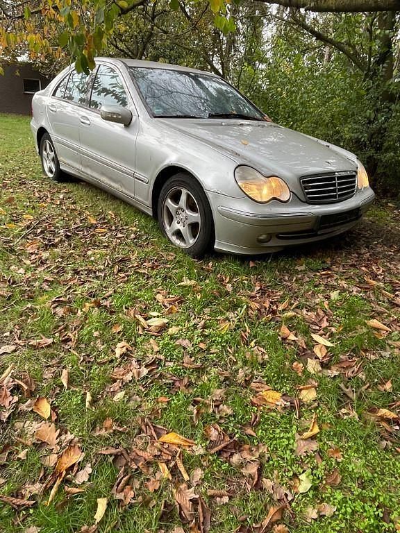 Silber Gebraucht 2002 Mercedes C180 Avantgarde Limousine | 580 € (Superpreis) - Bild 1/4