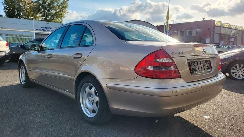 Gebraucht Mercedes E240 177 PS (130 kW) 2004 Gold Limousine