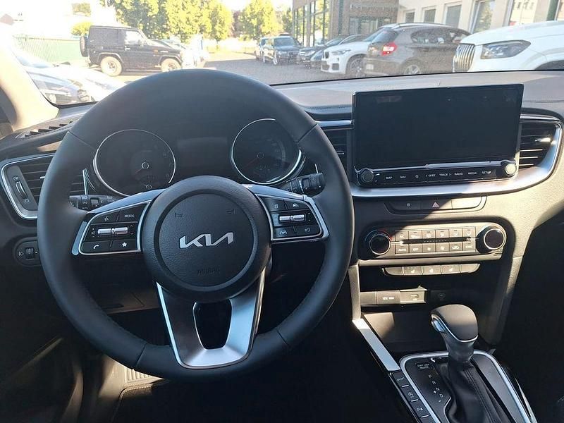 Neu Kia Ceed Gold 140 PS (102 kW) 2025 Weiß Kleinwagen