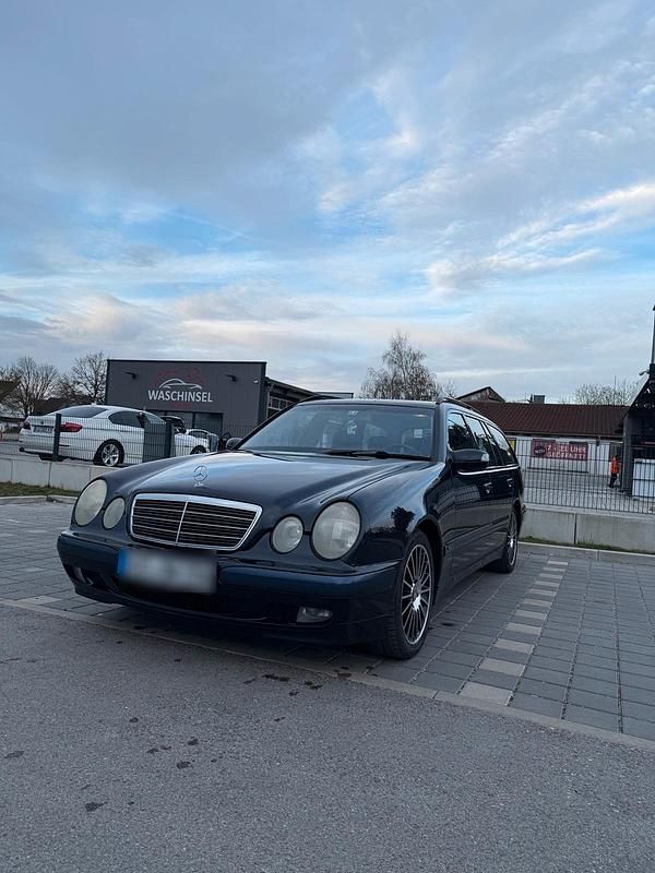 Gebraucht Mercedes E220 140 PS (102 kW) 2002 Blau Kombi