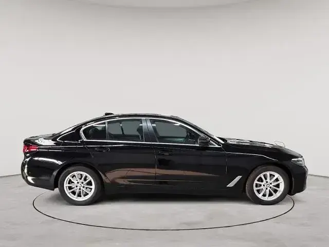 Gebraucht BMW 530 Sport Line 286 PS (210 kW) 2023 Schwarz Limousine