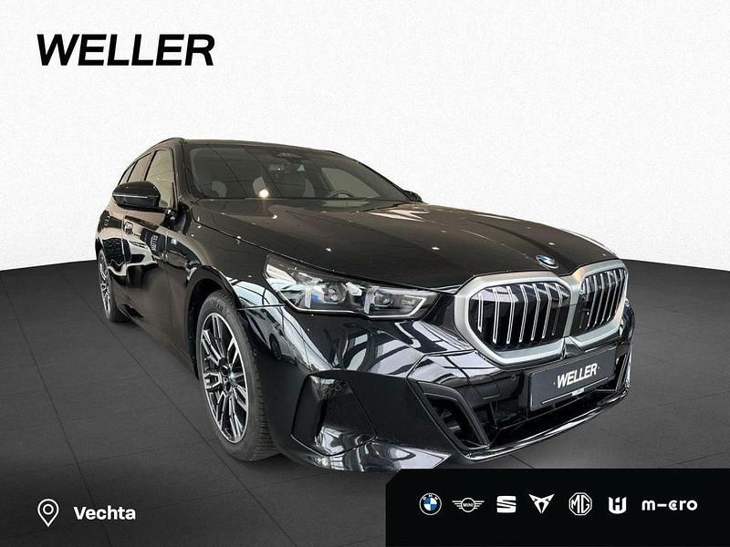 Black sapphire (schwarz) Gebraucht 2024 BMW 520 Comfort Edition Kombi | 49.990 € (Superpreis) - Bild 1/4