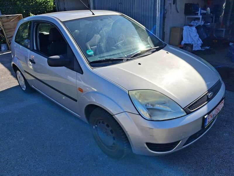 Grau Gebraucht 2005 Ford Fiesta Ambiente Kleinwagen | 1.399 € (Fairer Preis) - Bild 1/4