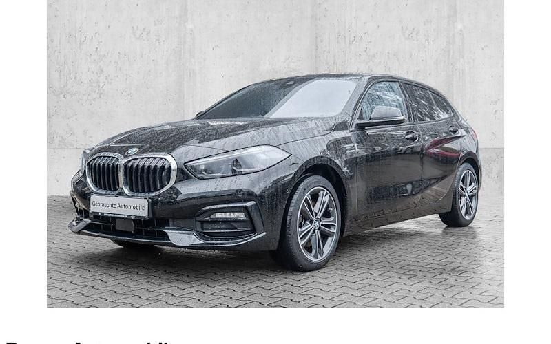 Schwarz Gebraucht 2022 BMW 118 Sport Line Kleinwagen | 22.840 € (Fairer Preis) - Bild 1/4