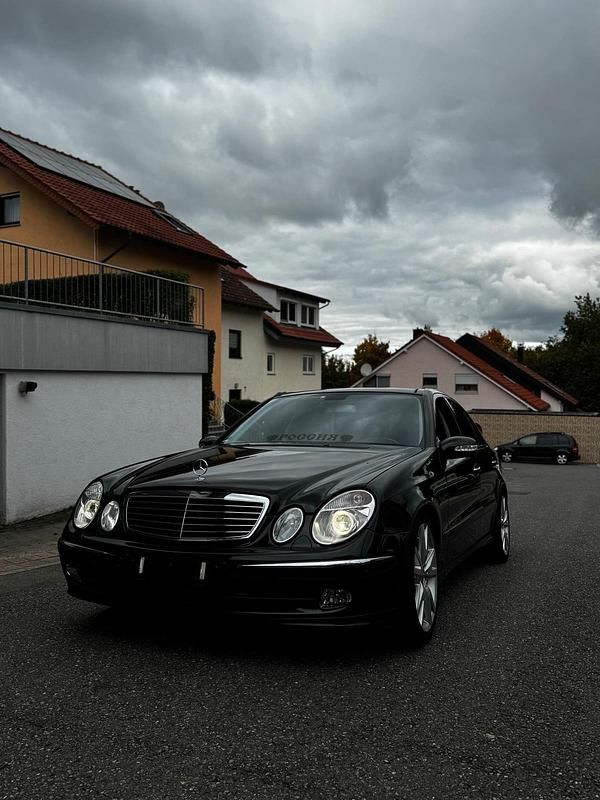 Schwarz Gebraucht 2004 Mercedes E500 Limousine | 7.500 € (Etwas zu teuer) - Bild 1/4
