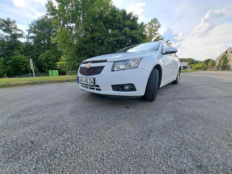 Weiß Gebraucht 2012 Chevrolet Cruze Limousine | 6.499 € (Etwas zu teuer) - Bild 1/4