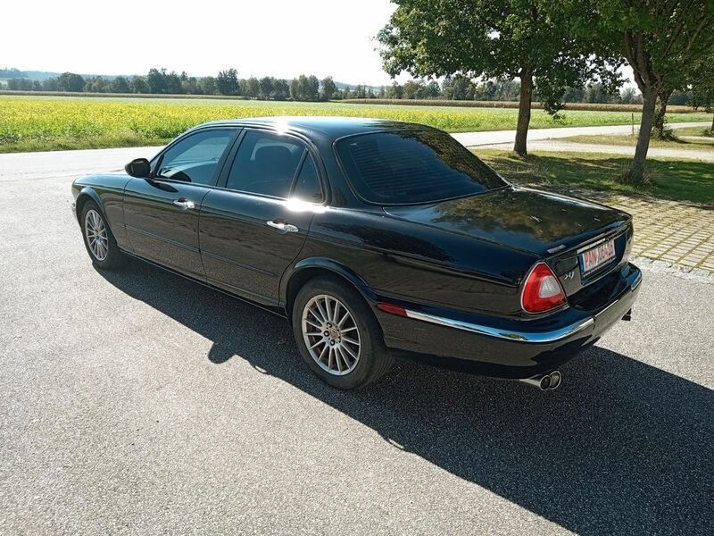 Schwarz Gebraucht 2003 Jaguar XJ8 Limousine | 2.950 € - Bild 1/4