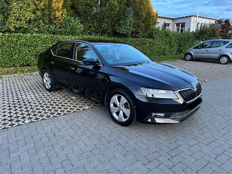 Schwarz Gebraucht 2018 Skoda Superb Limousine | 7.900 € (Guter Preis) - Bild 1/4
