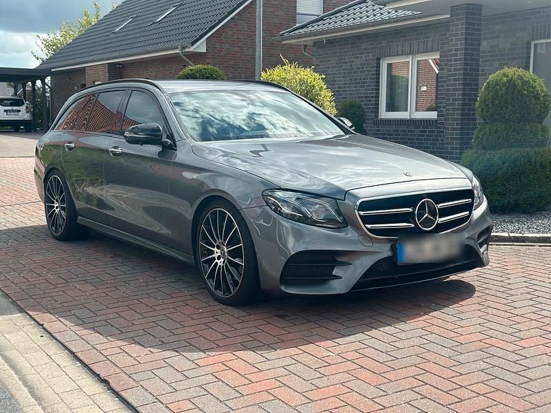Grau Gebraucht 2020 Mercedes E400 AMG Kombi | 29.999 € (Fairer Preis) - Bild 1/4