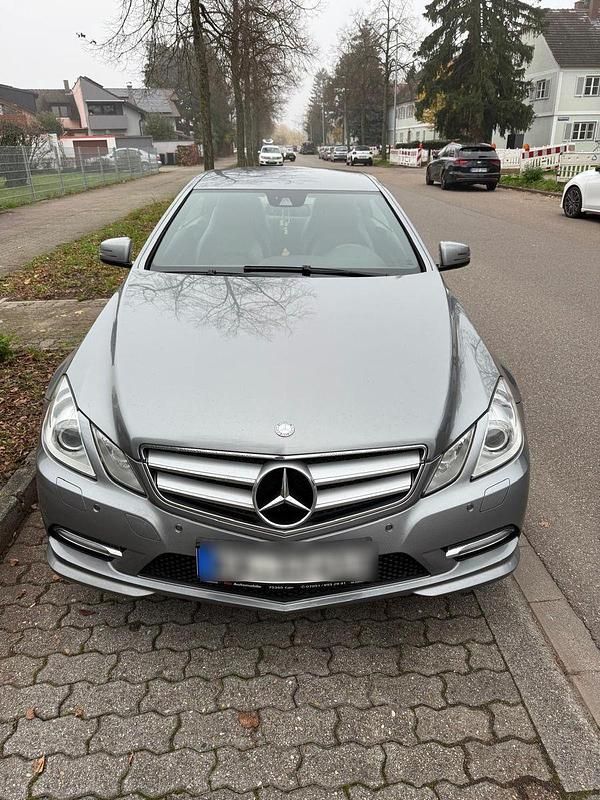 Grau Gebraucht 2012 Mercedes E220 Coupé | 10.950 € (Superpreis) - Bild 1/4