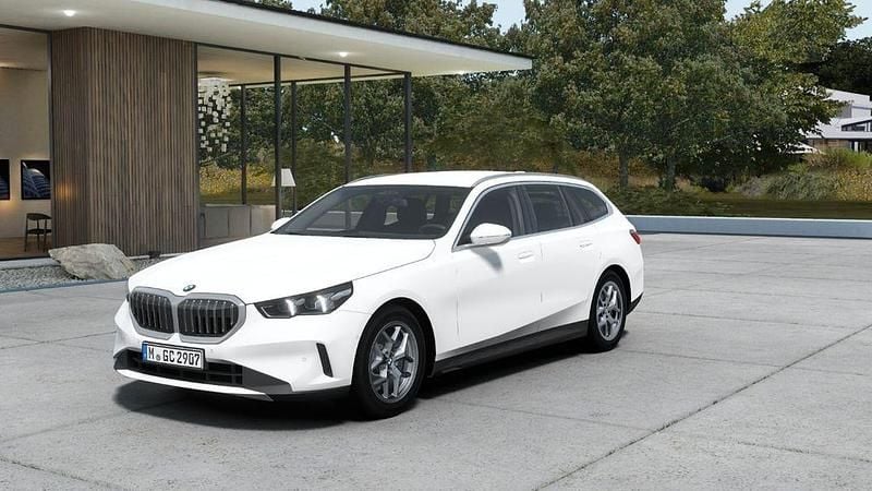 Neu BMW 540 303 PS (222 kW) 2025 Alpinweiss uni Kombi