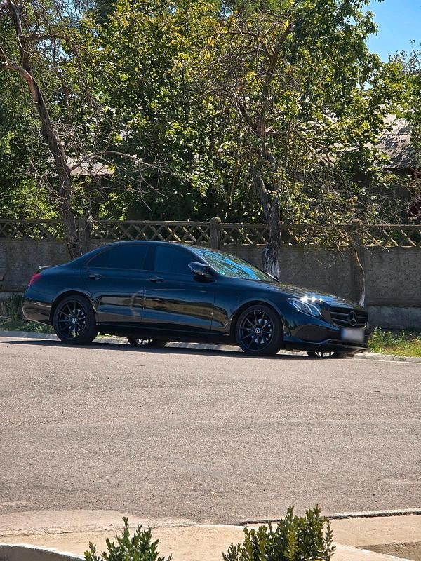 Gebraucht Mercedes E220 194 PS (142 kW) 2019 Schwarz Limousine