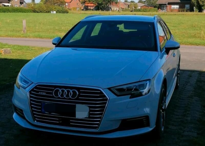 Weiß Gebraucht 2020 Audi A3 e-tron Comfort Kleinwagen | 22.500 € (Fairer Preis) - Bild 1/4
