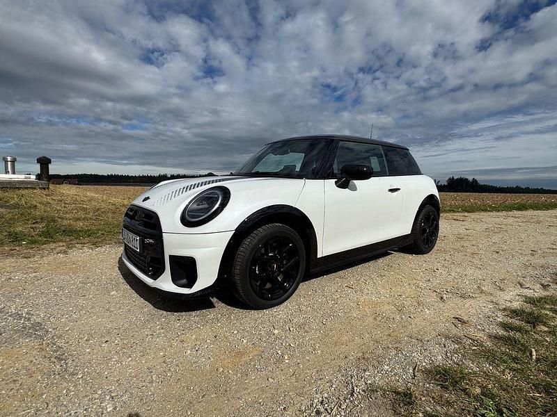 Weiß Gebraucht 2024 Mini John Cooper Works Kleinwagen | 29.900 € (Fairer Preis) - Bild 1/4