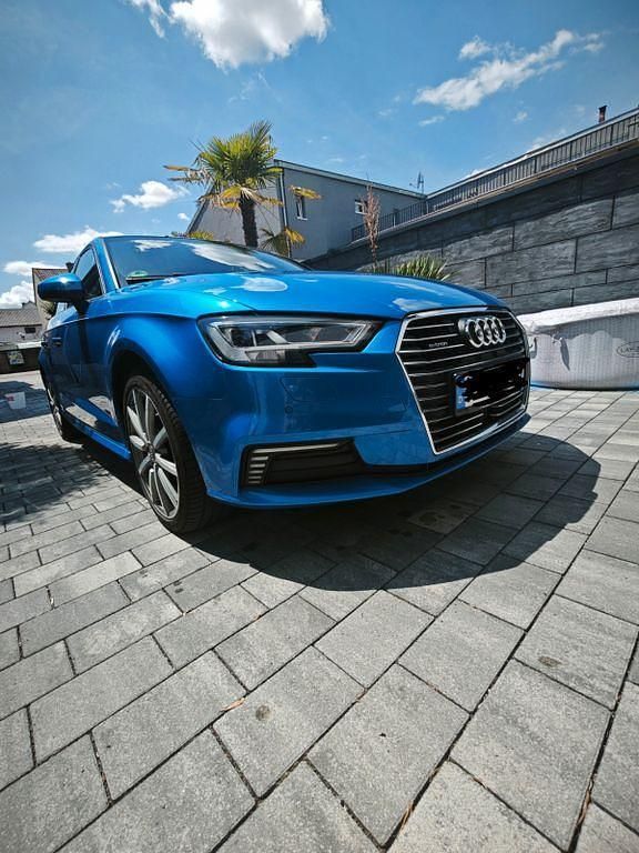 Blau Gebraucht 2020 Audi A3 Sportback e-tron Design Limousine | 18.990 € (Superpreis) - Bild 1/4