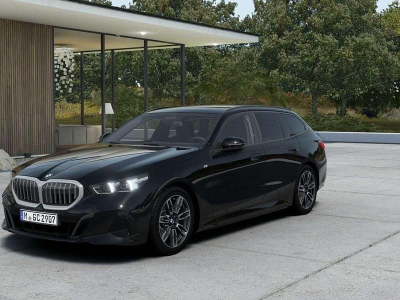Black sapphire (schwarz) Gebraucht 2025 BMW 520 M Sport Kombi | 51.850 € (Fairer Preis) - Bild 1/4