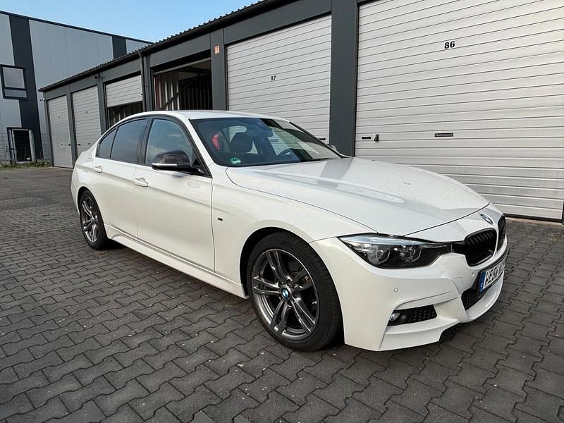 Weiß Gebraucht 2019 BMW 320 M Sport Limousine | 22.400 € (Superpreis) - Bild 1/4