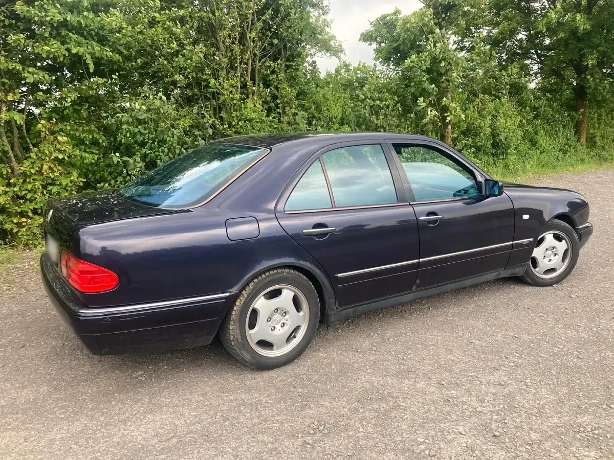 Gebraucht Mercedes E240 Avantgarde 170 PS (125 kW) 1998 Violet Limousine