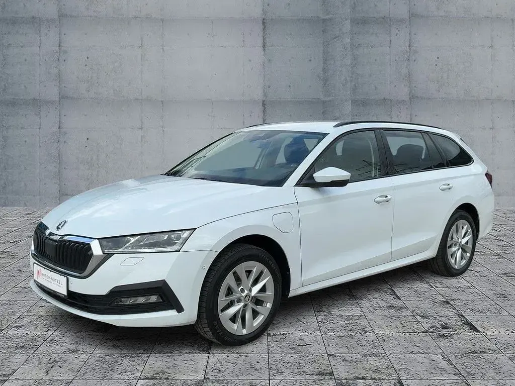 Gebraucht Skoda Octavia Ambition 204 PS (150 kW) 2022 Moonweiß perleffekt Kombi