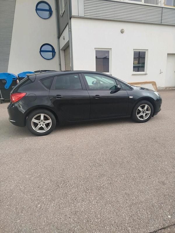 Gebraucht Opel Astra 140 PS (102 kW) 2014 Schwarz Limousine