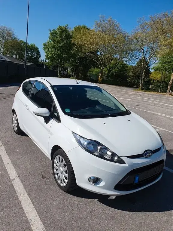 Gebraucht Ford Fiesta Trend 60 PS (44 kW) 2011 Weiß Limousine