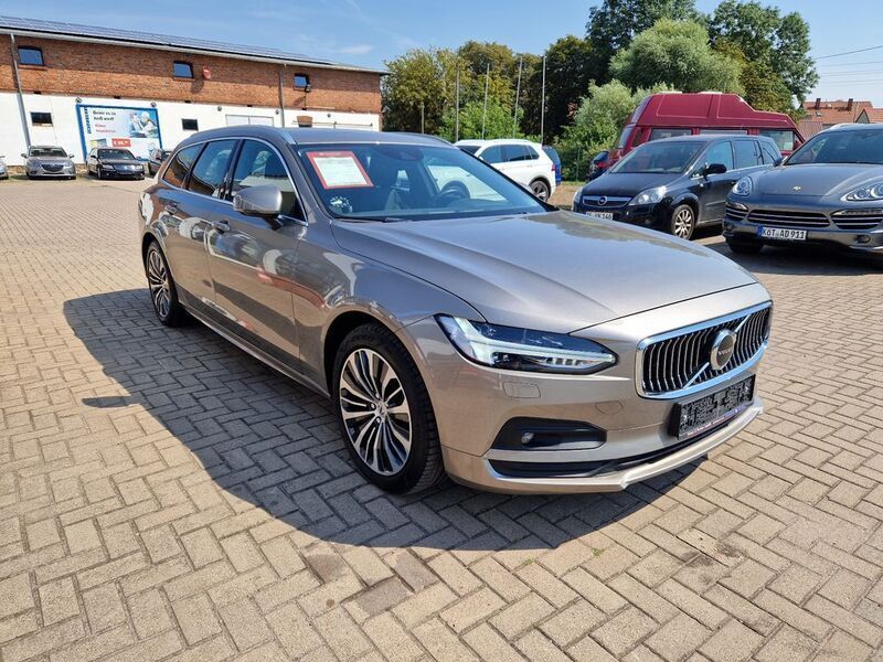 Gebraucht Volvo V90 Momentum 197 PS (144 kW) 2022 Pebble grey / metallic (metallic) Kombi