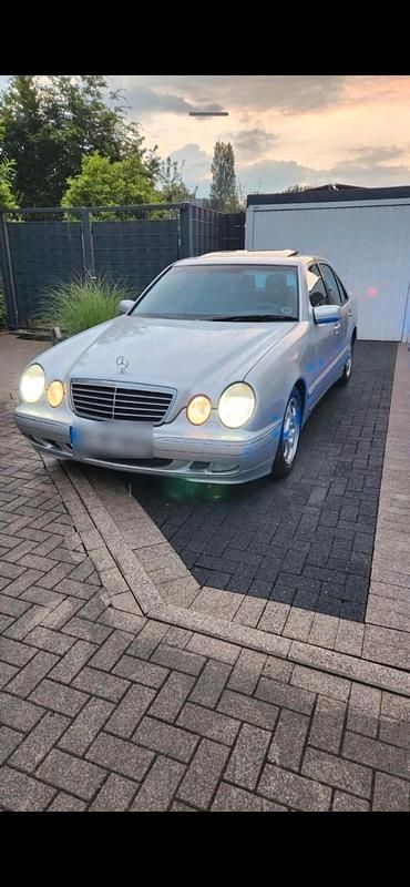 Gebraucht Mercedes E200 136 PS (100 kW) 2000 Silber Limousine