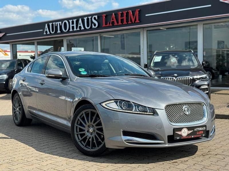 Grau Gebraucht 2013 Jaguar XF Limousine | 9.990 € - Bild 1/4