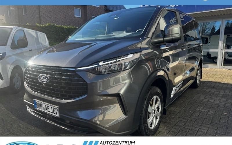 Grau Gebraucht 2024 Ford Tourneo Trend Van / Kleinbus | 39.982 € (Fairer Preis) - Bild 1/4